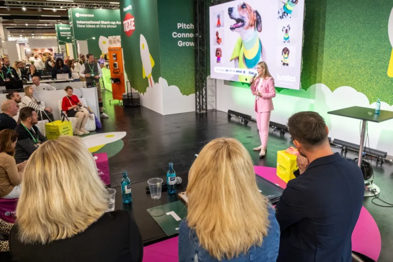Start-up pitch for dog apparel in front of the jury at the Fresh Ideas Stage