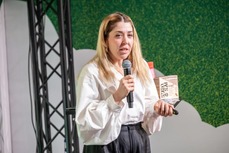 Kuro & Kai founder presenting her product at the Fresh Ideas Contest