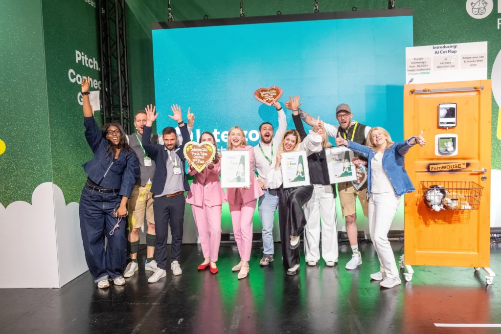 Finalists, jury and moderator of the Fresh Ideas Contest 2026 cheering on stage